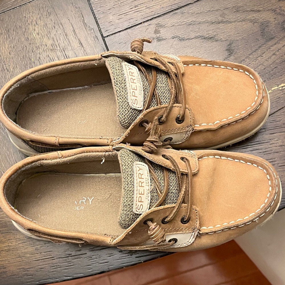 Girls Sperry Tan Songfish boat shoes . Size 4